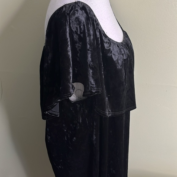 Tres Bien Elegant Black Velvet Mini off the shoulder Dress - Picture 5 of 14